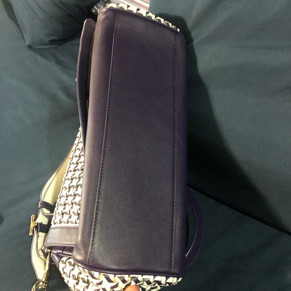 COACH PURPLE PURSE VERY GOOD CONDITION, HOLDS ALOT VERY SOFT LEATHER - Picture 4 of 5